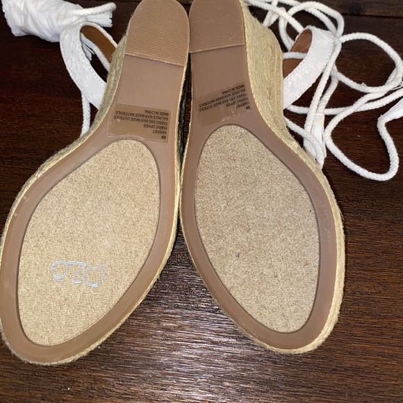 RAMPAGE HARRIET WHITE EYELET PLATFORM SANDAL - Picture 4 of 7